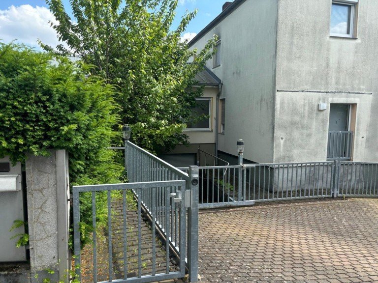 Seitenansicht Kronberg im Taunus Mehrfamilienhaus Attraktives Entwicklungsobjekt mit Erweiterungspotenzial in Top Lage