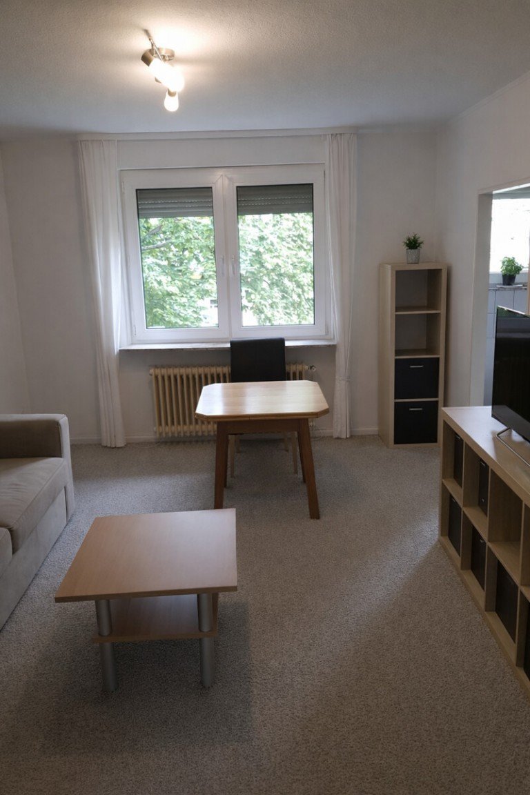 Wohnzimmer Frankfurt am Main Etagenwohnung Attraktive Kapitalanlage in guter Lage Frankfurt - Modernisierte 2-Zimmer-Wohnung mit sicherer Mieteinnahme